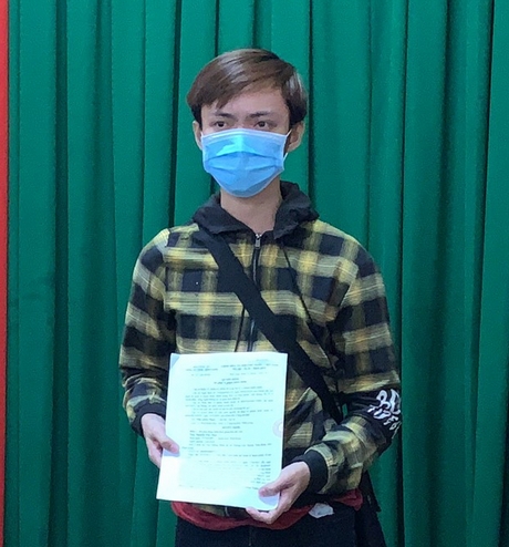 Nguyễn Văn Nhựt nhận quyết định xử phạt vi phạm hành chính.