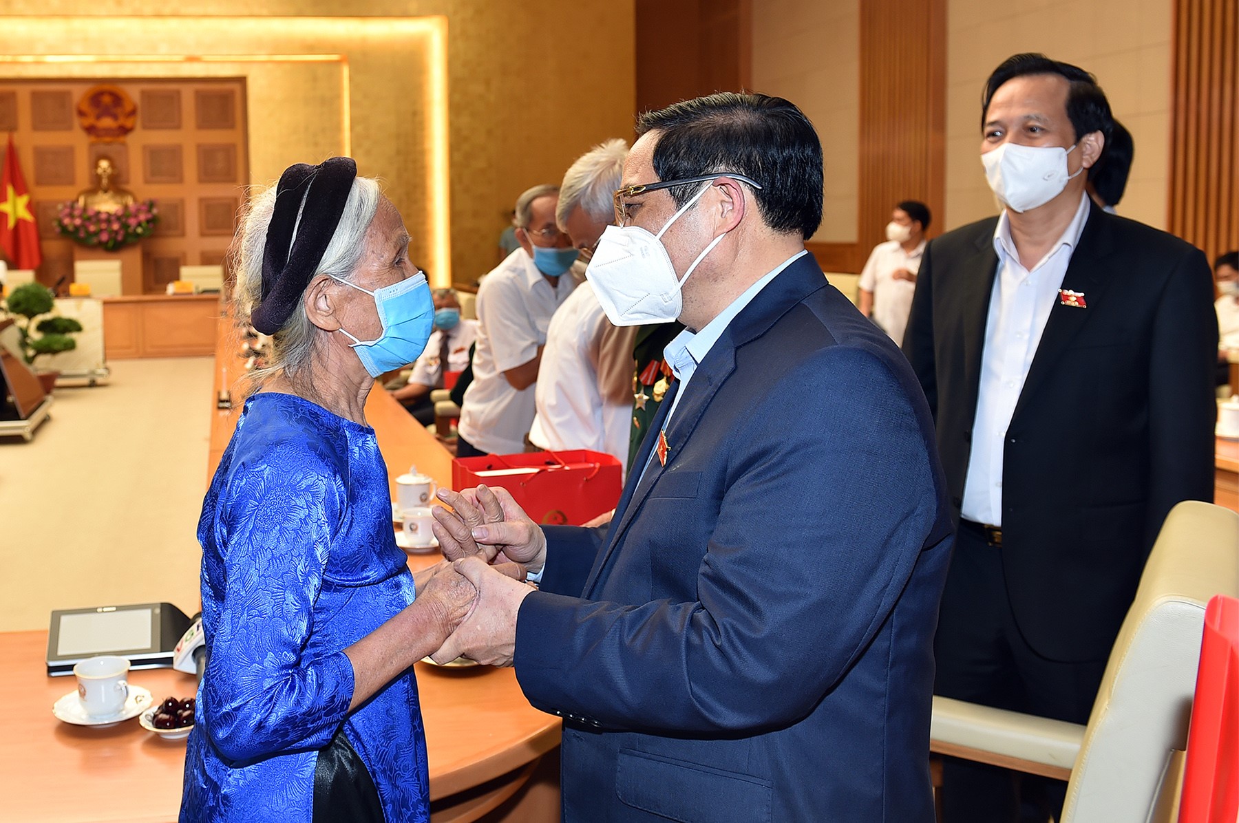 Thủ tướng Phạm Minh Chính thăm hỏi đại biểu Bà mẹ Việt Nam anh hùng dự cuộc gặp mặt. - Ảnh: VGP/Nhật Bắc