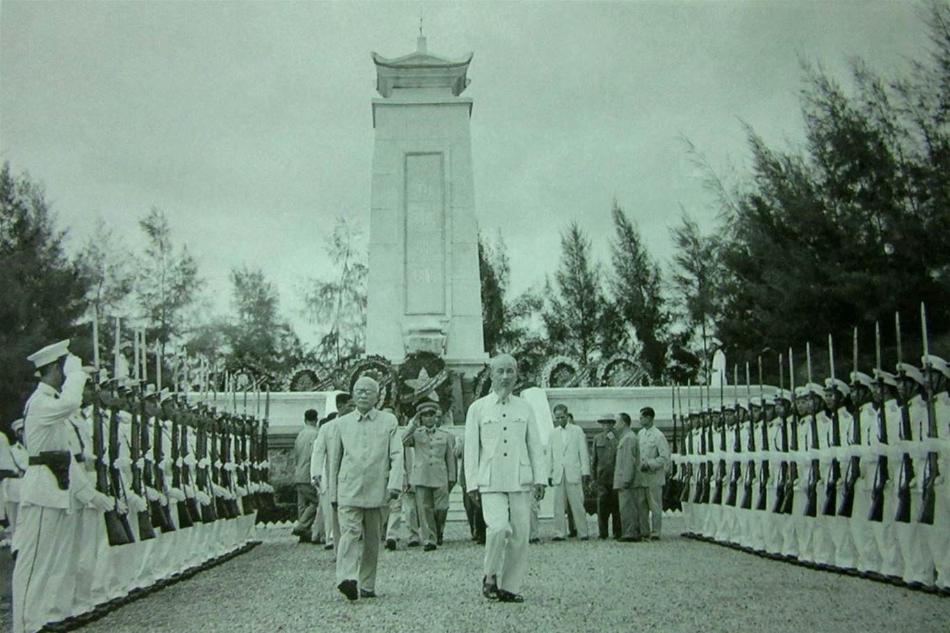 Ngày 2/9/1955, Bác Hồ cùng các đồng chí lãnh đạo Đảng, Nhà nước tới đặt vòng hoa viếng các liệt sĩ tại Nghĩa trang Mai Dịch, Hà Nội. Ảnh: Bảo tàng Hồ Chí Minh