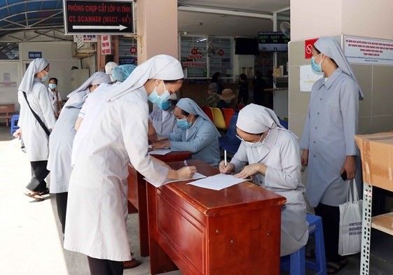 Các nữ tu Công giáo tham gia hỗ trợ lực lượng tuyến đầu chống dịch đăng ký tiêm vaccine phòng COVID-19 tại Bệnh viện quận 11. Ảnh MTTQ
