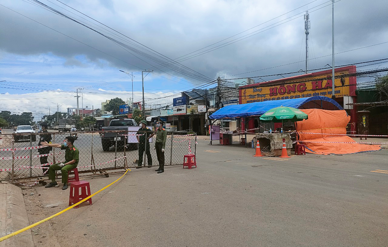 Lực lượng chức năng đang làm nhiệm vụ tại chốt kiểm soát trên Quốc lộ 20 giữa thôn Phú Thạnh với thôn Bồng Lai và thị trấn Liên Nghĩa