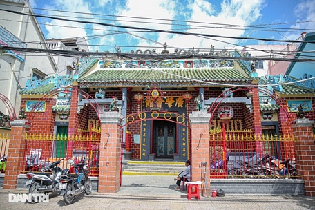 Chùa Ông tiêu biểu cho lối kiến trúc đền miếu của người Hoa, với đôi lân chầu hai bên cửa chính gợi ý nghĩa thái bình, thịnh vượng.