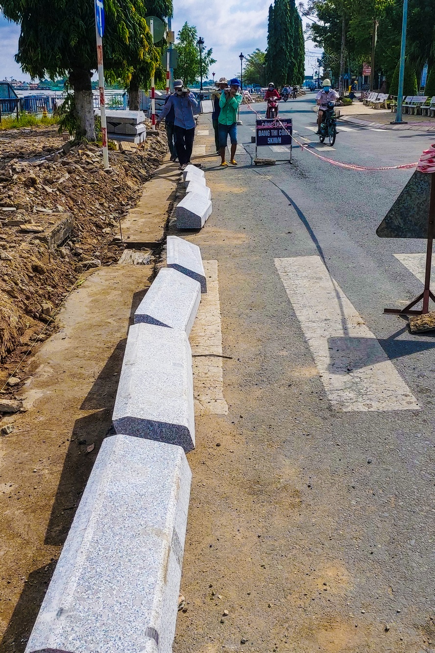 Lát đá bó vỉa hè công trình Công viên bờ kè Sông Tiền (đường Tô Thị Huỳnh).