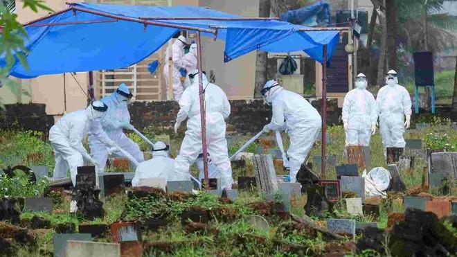 Các nhân viên y tế chôn cất thi thể nạn nhân tử vong vì virus Nipah ở Kerala, Ấn Độ (Ảnh: PTI).