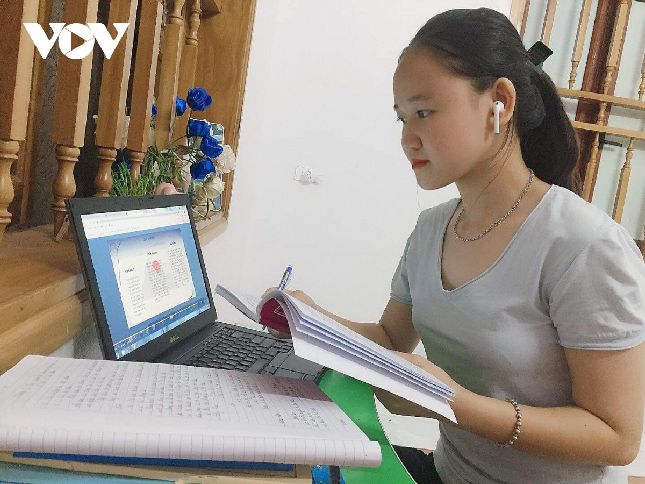 Em Đỗ Như Quỳnh, sinh viên năm 2 trường Cao Đẳng Thương mại và Du lịch Hà Nội, nhà ở huyện Phù Yên đã học online được 3 tháng do dịch bệnh Covid-19 tại nơi mình ở, cũng như tại Hà Nội đang diễn biến phức tạp, em chưa thể xuống trường.