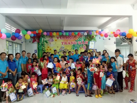 Các em nhỏ đang được nuôi dạy tại Trung tâm Công tác xã hội tỉnh được tổ chức vui đón Tết Trung thu năm 2020.