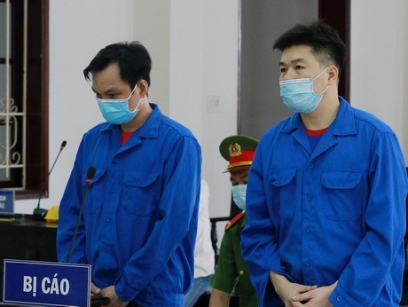2 bị cáo Lê Hoàng Xâm và Lê Hồng Quang (từ trái qua) tại phiên tòa sơ thẩm của TAND tỉnh vào tháng 7/2021.