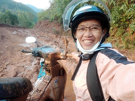 Cô giáo Nguyễn Thị Trang bên chiếc xe bị ngã trên đường gieo chữ ở Làng Tốt - Ảnh: NVCC