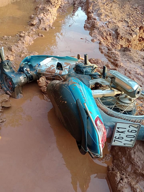 Chiếc xe ngã nhào trong đống bùn nhầy nhụa - Ảnh: NVCC