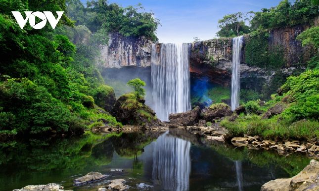 Ngoài ra, tại đây còn có hệ thống thác nước kỳ vĩ. Riêng trong Khu Bảo tồn thiên nhiên Kon Chư Răng, có 12 thác nước cao trên 15 m nằm giữa rừng nguyên sinh, với vẻ đẹp hoang sơ, thơ mộng.