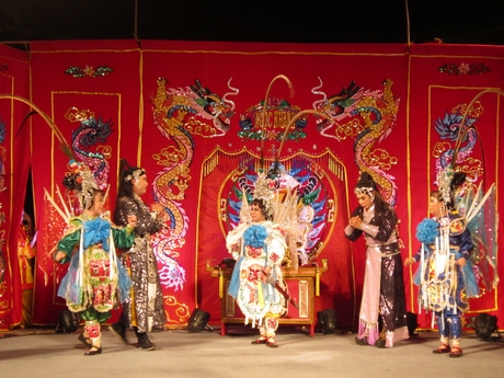 NSƯT Ngọc Khanh (Trưởng Đoàn hát bội- cải lương tuồng cổ Ngọc Khanh, giữa) trong một lần đến Huế biểu diễn tuồng.