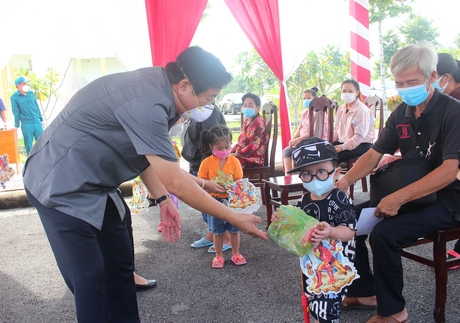 Bí thư Tỉnh ủy- Bùi Văn Nghiêm trao quà trung thu cho trẻ em vừa hoàn thành cách ly tại Trung tâm Công tác xã hội tỉnh Vĩnh Long.