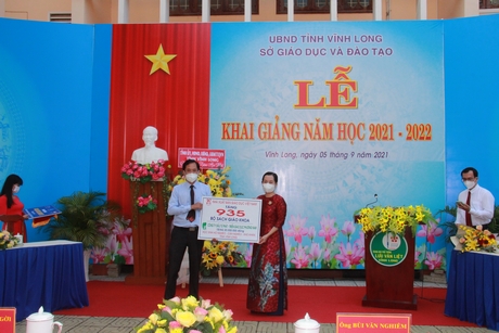 935 bộ sách giáo khoa do Nhà xuất bản Giáo dục Việt Nam hỗ trợ học sinh nghèo, cận nghèo trong tỉnh.