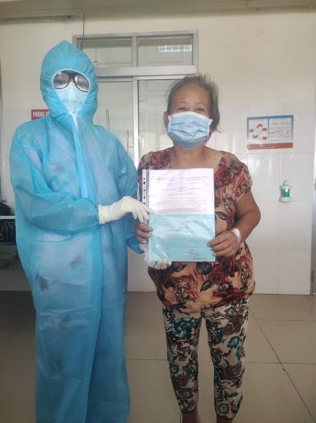 Trường hợp điều trị khỏi bệnh gần đây tại Bệnh viện Phổi tỉnh Vĩnh Long nhận giấy xuất viện.
