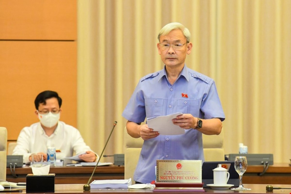 Chủ nhiệm Ủy ban Tài chính – Ngân sách của Quốc hội Nguyễn Phú Cường trình bày báo cáo. Ảnh: Quốc hội