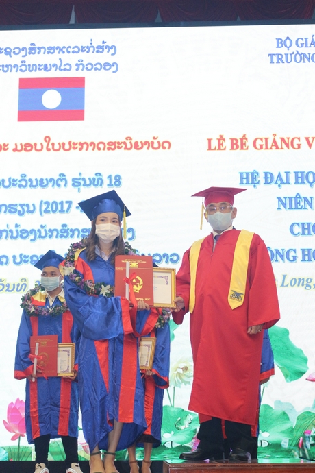 Trường ĐH Cửu Long trao bằng tốt nghiệp cho sinh viên Lào.