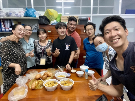 Bác sĩ Nguyễn Ngọc Hiền (bìa trái) cùng các đồng nghiệp sau giờ làm việc. Ảnh: Nguyễn Hải Đăng