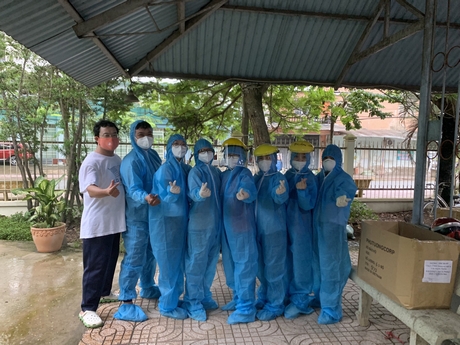 Bác sĩ Nguyễn Ngọc Hiền là thành viên đội truy vết TP Vĩnh Long và là bác sĩ khám sàng lọc tiêm ngừa vắc xin COVID-19. Ảnh: Nguyễn Hải Đăng