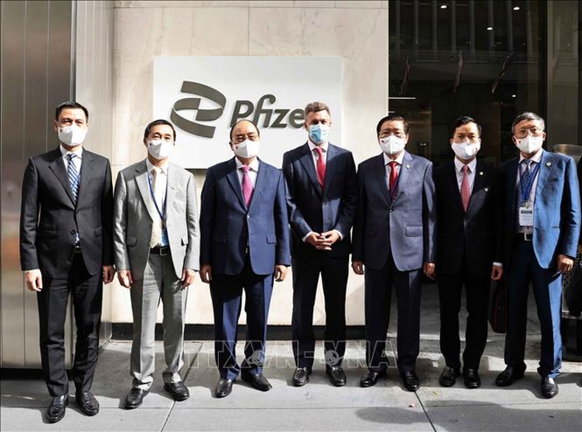 Chủ tịch nước Nguyễn Xuân Phúc đến thăm Công ty Pfizer, một trong những công ty sinh học dược phẩm hàng đầu trên thế giới. (Ảnh: TTXVN)