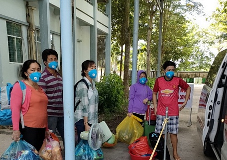 Đội xe chuyển bệnh từ thiện Hội Đông y TX Bình Minh tham gia chở người từ khu cách ly về nhà.
