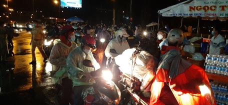 Hàng ngàn người đội mưa chở đồ đạc về quê xuyên đêm.