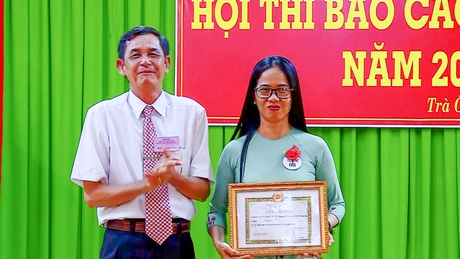 Đồng chí Trương Kế Truyền- Phó Bí thư Thường trực Huyện ủy Trà Ôn trao giải nhất cho thí sinh Lê Thị Mười. 