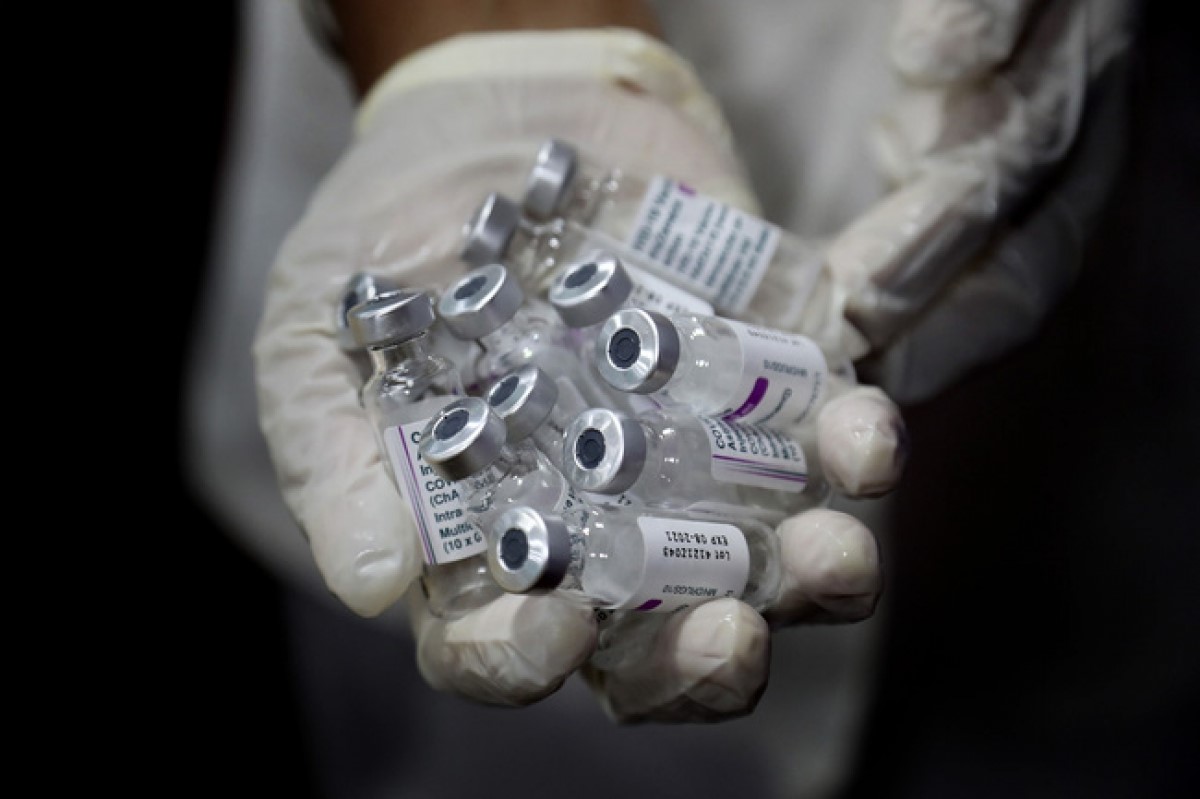 Trong đợt đầu cho xuất khẩu trở lại vaccine ngừa Covid-19, Ấn Độ ưu tiên cho các quốc gia láng giềng (Ảnh: AP)