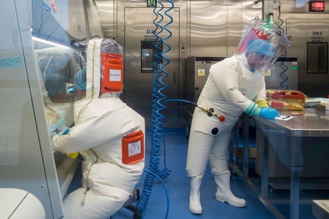 Các nhân viên làm việc tại Viện Virus học Vũ Hán (Trung Quốc), nơi trở thành tâm điểm của giả thuyết virus SARS-CoV-2 thoát ra từ phòng thí nghiệm (Ảnh: AFP).