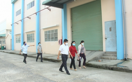 Lãnh đạo tỉnh khảo sát hoạt động “3 tại chỗ” của doanh nghiệp tại Khu công nghiệp Hòa Phú.