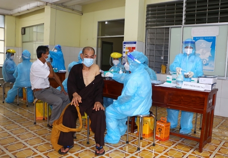 Tiêm vắc xin phòng COVID-19 cho các chức sắc, chức việc và người giúp việc các tôn giáo tại Bệnh viện Đa khoa tỉnh vào ngày 15/10.