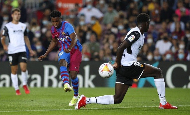 Cú sút mang về bàn gỡ hòa cho Barcelona của Ansu Fati trước Valencia.