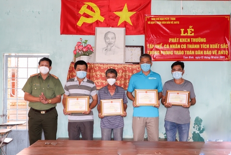 Lãnh đạo Công an huyện Tam Bình trao giấy khen của Giám đốc Công an tỉnh cho các cá nhân dũng cảm bắt trộm.