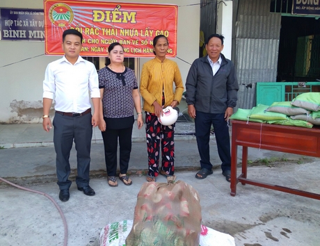 Mô hình “đổi rác thải nhựa lấy gạo” được Hội Nông dân xã Đông Thành tổ chức thực hiện từ đầu năm 2021. Ảnh chụp trước dịch COVID- 19