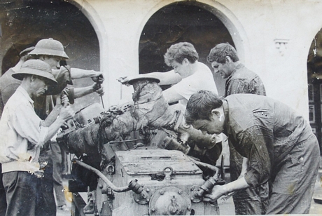 Lực lượng Xưởng 46/CKT cùng chuyên gia Liên Xô sửa chữa máy tàu