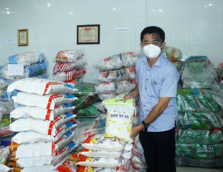 Ông Nguyễn Văn Thành giới thiệu dòng sản phẩm gạo mới của Công ty Phước Thành IV.