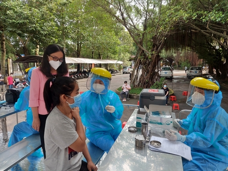 TS. Bác sĩ Hồ Thị Thu Hằng chia sẻ niềm vui với các công nhân KCN Hòa Phú được tiêm vắc xin phòng COVID-19.