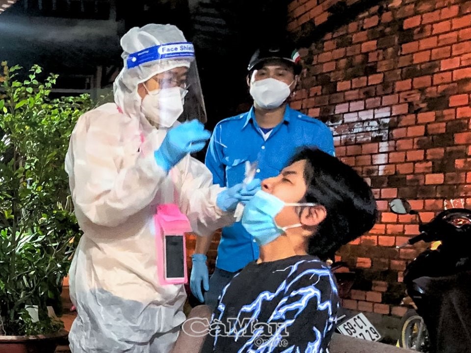 Hơn 7 giờ tối, Bác sĩ Lê Thị Bé Phương, Phó trưởng trạm Y tế Phường 9, TP Cà Mau vẫn miệt mài đi lấy mẫu các đối tượng nguy cơ.