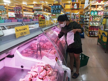  Người dân mua sắm tại một cửa hàng Bách Hóa Xanh trên địa bàn TP Cần Thơ.