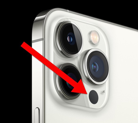 Vị trí chấm đen ở mặt sau chiếc điện thoại iPhone 13 Pro Max - Ảnh: ZDnet