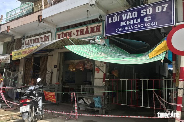 Một hộ dân khu vực chợ Châu Đốc bị cách ly y tế tại nhà - Ảnh: ĐẶNG TUYẾT