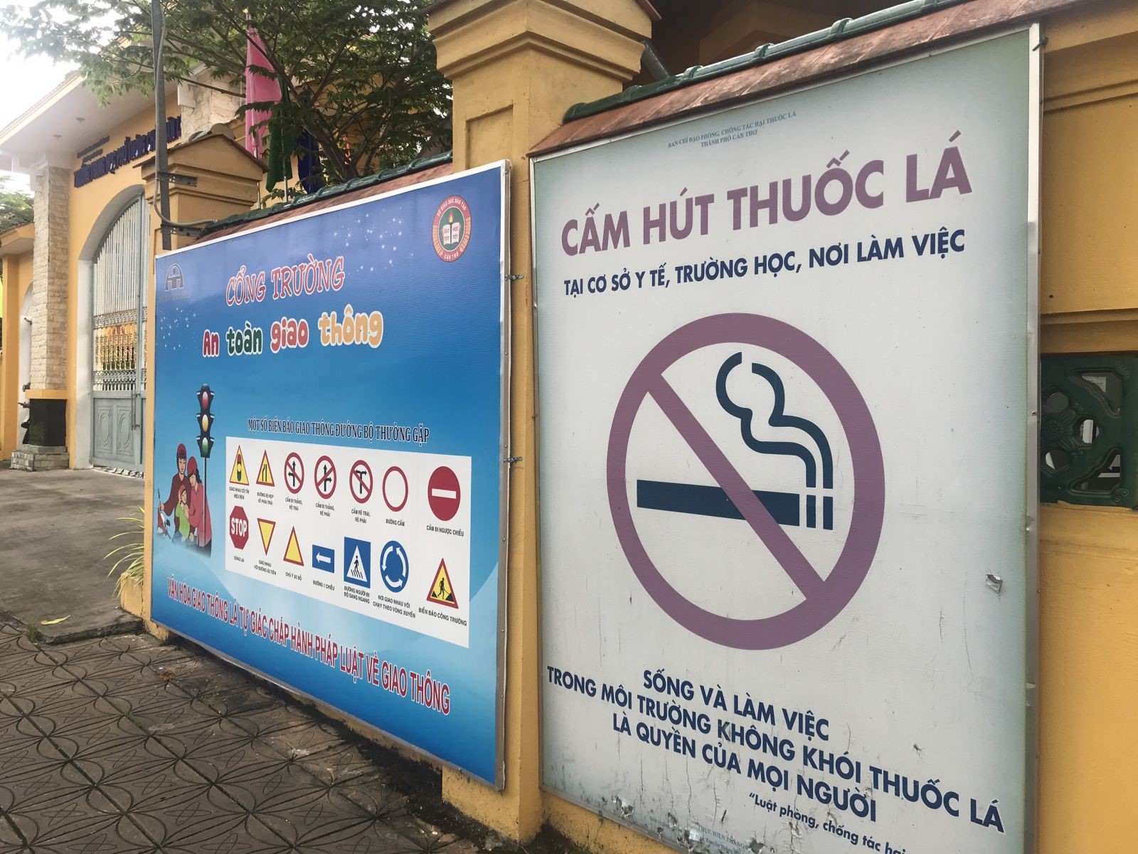 Bảng tuyên truyền cấm hút thuốc lá ở Trường THPT Châu Văn Liêm. Ảnh: Thiên Thanh