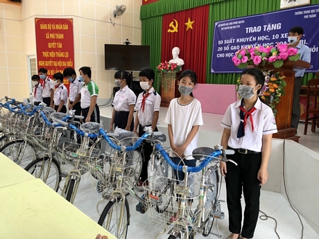 Học sinh khó khăn về phương tiện được trao xe đạp.