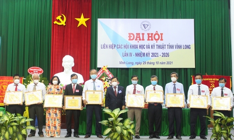 Những cá nhân có nhiều đóng góp, được nhận bằng khen của Liên hiệp Các hội khoa học và kỹ thuật Việt Nam.