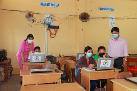 Phó Chủ tịch UBND tỉnh- Nguyễn Thị Quyên Thanh trao tặng thiết bị học trực tuyến cho học sinh tại huyện Bình Tân.