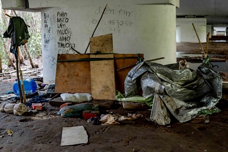 Chỗ ngủ của hai vợ chồng nghèo chỉ là tấm bạt cũ và vài chiếc gối rách. 