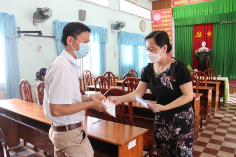 Giám đốc Sở GD- ĐT- Trương Thanh Nhuận trao quà cho giáo viên.