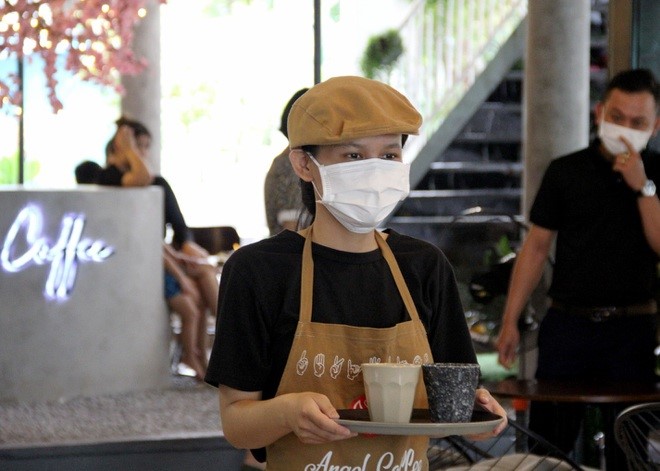 Hiện, quán cà phê có 15 nhân viên là người khiếm thính hoặc câm điếc bẩm sinh (Ảnh: Nguyễn Tri).
