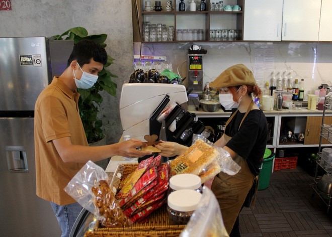 Tại quán cà phê chỉ có quản lý, bảo vệ và 50% nhân viên pha chế vẫn là người bình thường (Ảnh: Nguyễn Tri).