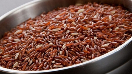 Gạo lứt được nhiều người đưa vào chế độ ăn thay thế cho cơm gạo trắng (Ảnh: Alibaba).
