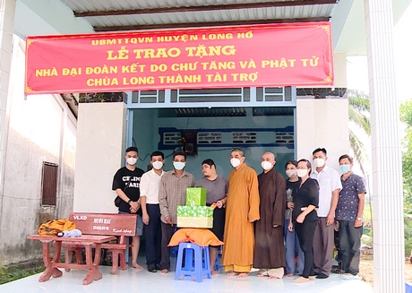 Tại lễ bàn giao, UBMTTQ Việt Nam huyện Long Hồ, chính quyền xã Thạnh Quới cùng với nhà hảo tâm đã tặng gia đình ông Hùng nhiều phần quà.